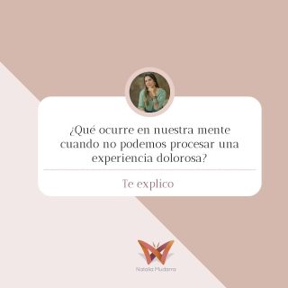 Sin darte cuenta y de forma involuntaria puede que repitas patrones de relaciones con otros o contigo mismo que te causan malestar, pero a la vez parece ser el ÚNICO camino posible.

Veamos…

Cuando vivimos alguna situación intensa, que sobrepasó nuestros recursos para entenderla o fue francamente traumática, la mente activa su sistema defensivo🙅🏻‍♀️ para preservarnos.

Lo primero que hace es desintegrar la experiencia, es como si la desfragmentara 🧩, la pone en pedacitos, puede ser en recuerdos visuales, en sensaciones puestas en el cuerpo, en flashes, etc. 

Luego oculta, olvida o reprime parte de esos pedacitos, de forma que 🔒no sea posible integrarlos para acceder a la totalidad de la experiencia dolorosa.

También ocurre que nos quedamos sin palabras para NOMBRAR o decir 🤐 lo que nos sucedió, y además se nos alteran la memoria, no podemos recordar lo qué pasó. 

En general, nuestros procesos de pensamiento se pueden dispersar y desorganizar tanto que al final dejamos de reconocer el hecho inicial. 

👉🏼En vez de ello, en el INCONSCIENTE se nos quedan grabados fragmentos de recuerdos, dispersados en forma de imágenes, de sensaciones corporales y de palabras, que pueden activarse más tarde por cualquier cosa que nos recuerde la experiencia de partida.

Cuando se desencadenan estos recuerdos, es como si hubiésemos pulsado un botón invisible de ⏪«rebobinar» que nos hace volver a repetir en nuestras vidas aspectos del trauma original, sin saber que lo estamos repitiendo.

Sigmund Freud👨🏻 llamó a esto repetición traumática o “compulsión de repetición”, es un intento por parte del inconsciente de volver a vivir lo que ha quedado por resolver, para intentar “hacerlo bien”.

En el INCONSCIENTE nada se desvanece, lo que ocurre es que esos fragmentos de experiencias vitales que fueron olvidados vuelven a aparecer en las palabras, en los gestos y en las conductas de las personas.

💡En Psicoanálisis consideremos los lapsus verbales, las tendencias a sufrir determinados accidentes o el contenido de los sueños como mensajeros que nos muestran evidencias de ese hecho inicial que necesita ser integrado y entendido en consciencia para evitar la repetición.