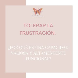 Desde el inicio de la vida🌱, mental y biológicamente, buscamos la satisfacción de nuestras necesidades.

Naturalmente, buscamos el placer✨ y evitamos el dolor💥.

Al principio, se ubica exclusivamente en que sea un OTRO externo a nosotros, quien provea de los suministros que calmarán o apaciguarán la necesidad.

Pero con el tiempo, ese OTRO que siempre estaba ejerciendo esa función de cuidado CASI OMNIPOTENTE (madre, padre o cualquier otro cuidador) ❌deja de serlo❌

Cuando lo de afuera, lo externo, la realidad, no satisface inmediatamente nuestras necesidades, se genera la frustración😓

✋🏼Pero la frustración no solo tiene esa connotación de privación, también es positiva, ya que favorece la ampliación del espacio mental. Te explico 🙋🏻‍♀️

El ser humano siempre estará expuesto al malestar, a la espera o a la insatisfacción🤕 Cuando no hay un suministro desde afuera que calme la frustración, la mente deberá arreglárselas para lidiar con eso. Y justo allí estarán los bloques incipientes de lo que no está presente. Aparecerá entonces el predominio del PENSAMIENTO sobre la acción.

Por otra parte, mientras menor sea la tolerancia a la frustración, a la ansiedad, la incertidumbre o el dolor, el niño o el adulto tenderá a evacuarlos, a proyectarlos 🚀 de su mente y ubicarlos en alguien más, buscando que ese OTRO sea quien resuelva SU necesidad, es decir, buscará prolongar una dinámica que ya no es posible sostener.

Siempre buscará alguien más que sea el responsable de su felicidad ¿te suena?

💁🏻‍♀️Esto empobrece el psiquismo, ya que se van omitiendo trozos de la realidad (por ejemplo, entender que nada es completo, perfecto o siempre inmediato) y de la propia capacidad resolutiva.

#psicoanalisis  #psicoanálisis  #psicoterapia #freud #psicologia #psicología #panama #saludmental