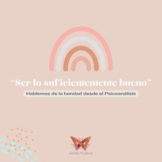 Recientemente, muchos padres han llegado a mi consulta culpabilizados 😪 por no haber cubierto todas o la mayoría de las necesidades de su hijo. 

Una de las situaciones más frecuentes es que los padres trabajen muchas horas para darle "todo a sus hijos y que no les falte nada”, pero 🔀paradójicamente empiezan a criar hijos que lo único que necesitan son a ellos, a sus padres siendo SUFICIENTEMENTE BUENOS; no ricos, perfectos u omnipotentes.

Winnicott, un psicoanalista, analizó la relación de la madre y su bebé 👩🏻‍🍼, entendiéndo los vínculos que se iniciaban en esta etapa vital y que luego serían el molde de las relaciones posteriores.

Él partió de la idea de que todo niño tiene la potencialidad de evolucionar hacia la vida feliz y sana, dependiendo de cómo fue esa relación primaria con la madre.

De hecho, fue Winnicott👨🏻 quien dijo una de las frases más tranquilizadoras acerca del papel de las madres (los padres en general) en el desarrollo y padecer de la vida psíquica de las personas.

☝🏼En palabras muy simples, señaló que el bebé necesita una madre suficientemente buena, no perfecta, no incondicional, siempre atinada o absolutamente presente en todo momento. 

¿Y qué contempla eso? Esta bondad se determina en tres funciones a cumplir por la madre o por quien cumpla su rol: 

🤍Sostenimiento o la capacidad de la madre para hacerse cargo de su bebé en el sentido EMOCIONAL.
🩶Manipulación o los cuidados físicos que la madre dedica a su bebé y que crearán en él una conciencia positiva de su condición FÍSICA, de ser persona.
🖤Presentación objetal: es decir, la capacidad de la madre para ir mostrándole al niño los objetos de la realidad, para introducirlo en el mundo que va conociendo gracias a ella.

Si pensamos en el ser “SUFICIENTEMENTE BUENOS” entre adultos, también contemplaría estas tres funciones:

🤍Cuidar emocionalmente y afectivamente del otro con quien nos relacionamos.
🩶Buscar las mejores condiciones de seguridad y protección para la otra persona.
🖤Acompañar al otro en situaciones de incertidumbre y desorientación emocional.

¿Qué te parece la aproximación que hace el psicoanálisis hacia la bondad?