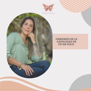 La capacidad para estar a solas, constituye uno de los signos más importantes de madurez del desarrollo emocional humano🌱

En la cotidianidad se ha dedicado mayor atención a la evitación y al temor a estar a solas, en lugar de TAMBIÉN dimensionar la aptitud y la capacidad positiva para poder estarlo☺️

Y en eso me quiero centrar en este post.

🤷🏻‍♀️Pero ¿a qué me refiero con poder estar solo?

A la forma en que el individuo es capaz de sentirse satisfecho incluso en la ausencia temporal de personas, objetos y estímulos externos amorosos.

La capacidad para estar solo depende de la existencia de un acompañante en la realidad psíquica del individuo🫶, es decir, que la madurez y la capacidad para estar solo implican que el individuo ha tenido la oportunidad, gracias a una buena función de maternaje de algún otro que le proveyó cuidado y atenciones, de formarse poco a poco la creencia en un medio ambiente predominantemente bueno y dador de suministros amorosos (aunque no los tenga en ESE momento)✨

Así, esta creencia va desarrollándose y desplazándose paulatinamente a otras situaciones y contextos.

Esta primera experiencia de maternaje tuvo su lugar en una fase muy temprana, cuando la inmadurez física y psíquica del bebé se vio compensada de modo natural por el apoyo proporcionado por alguien que ejerció la función materna 🧑‍🍼👩‍🍼

Con el tiempo, el individuo podrá introyectar, es decir, podrá incorporar, esos cuidados de quien sustentó sus necesidades, de forma que podrá estar mejor capacitado para estar solo sin necesidad de buscar con frecuencia el apoyo de alguien más o del ambiente.

#psicoanalisis  #psicoanálisis  #psicoterapia #freud #psicologia #psicología #panama #saludmental #saludmentalyemocional